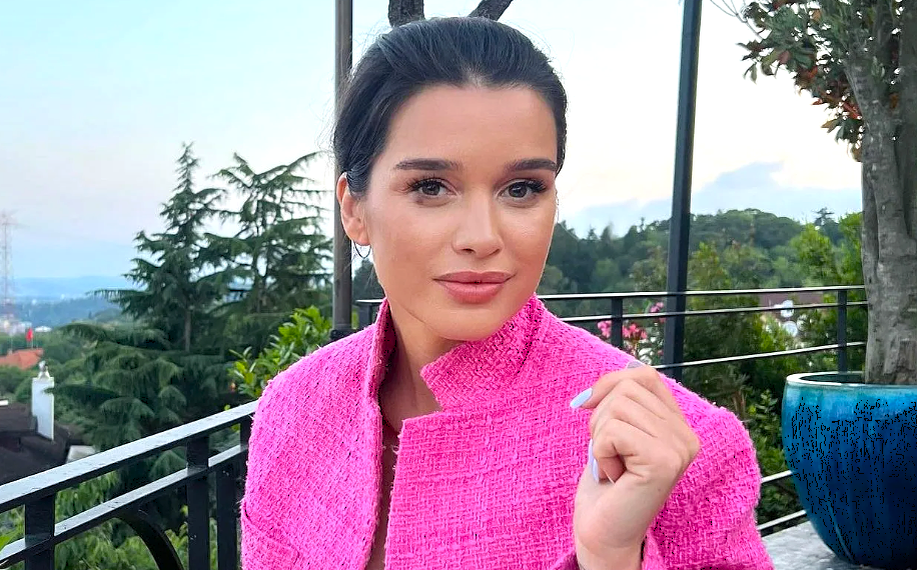 на фото Ксения Бородина 