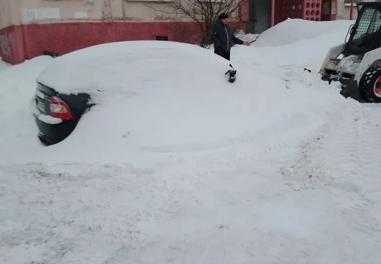 "Подснежник" на Курчатова мешает уборке двора от снега
