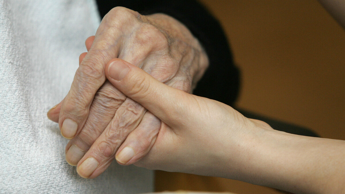    Специалисты выяснили, что так называемые зомби-клетки накапливаются в мозге ещё до токсичного нарастания белка, который, как считается, влияет на развитие болезни Альцгеймера и деменции.