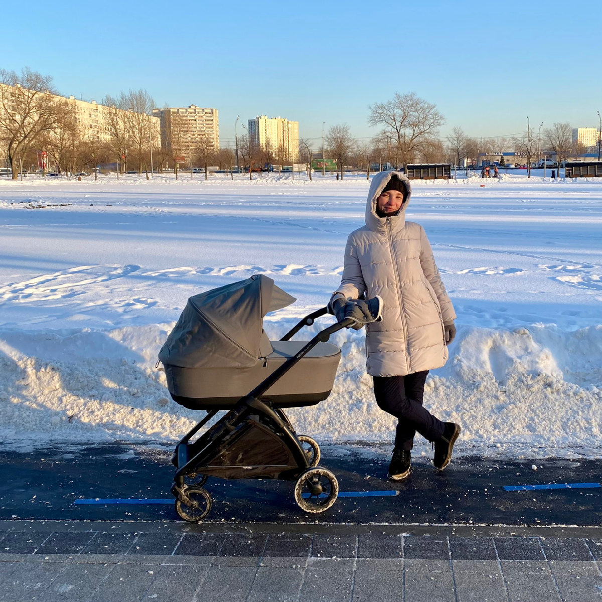 Гуляем рядом с домом, чтобы в любой момент бежать домой :))