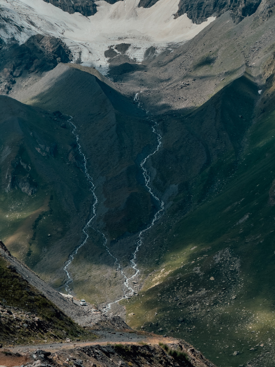 Оставила машину и пошла дальше пешочком 