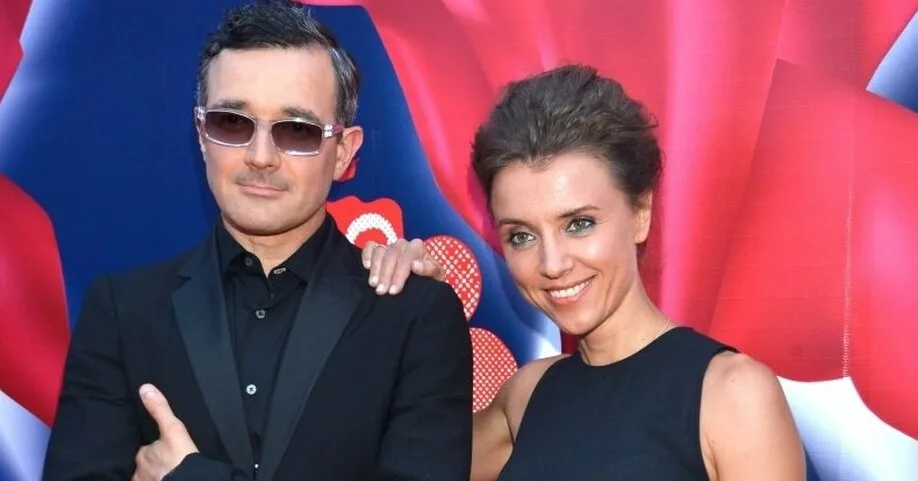 48-летний Егор Бероев и 51-летняя Ксения Алферова развелись после двух десятилетий брака. 