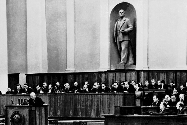 Первый секретарь ЦК КПСС Никита Сергеевич Хрущев (1894-1971) выступает на XX съезде КПСС, февраль1956 года / Репродукция из Центрального государственного архива кинофотодокументов СССР (ЦГАКФД СССР)/РИА Новости    📷
