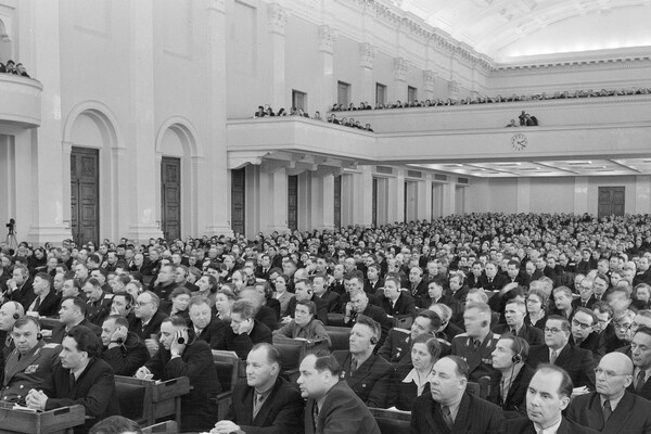    Делегаты ХХ съезда Коммунистической партии Советского Союза во время заседания в Большом Кремлевском дворце, 25 февраля 1956 года / Василий Егоров/ТАСС
