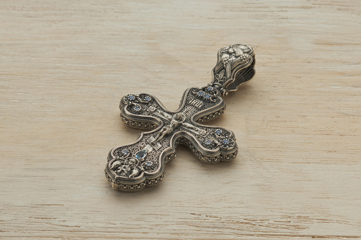 Тончайшая ручная работа, способная поразить как любителей классических, традиционных моделей крестиков, так и тех, кто ищет новизну и яркость.