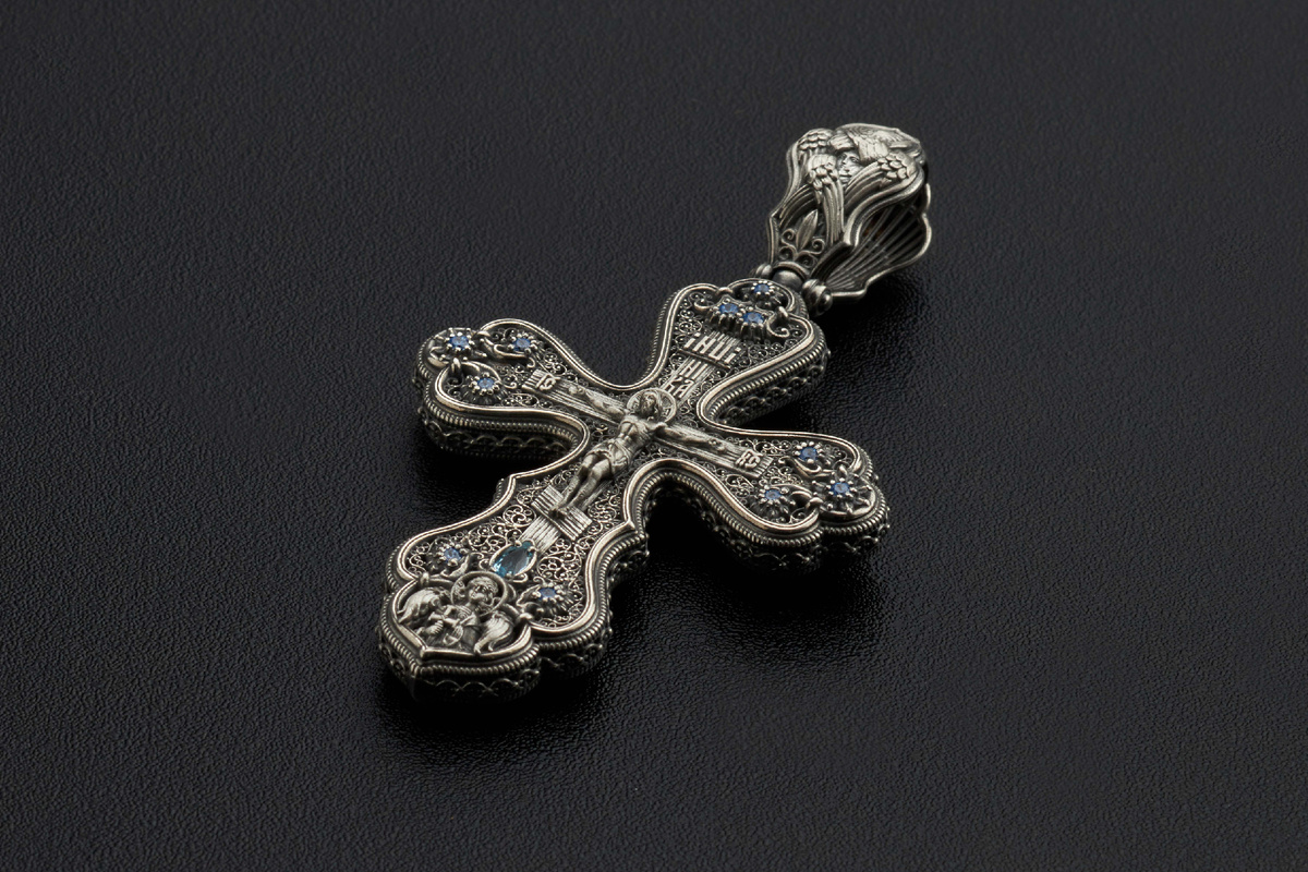 Края крестика инкрустированы топазами - драгоценными камнями высокой прочности, отличающимися ярким блеском