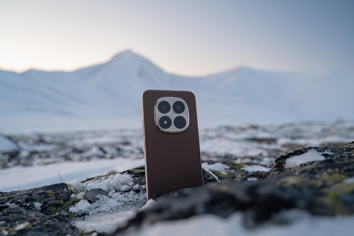 Redmi Note 15 Pro+ 5G на фоне Неройки