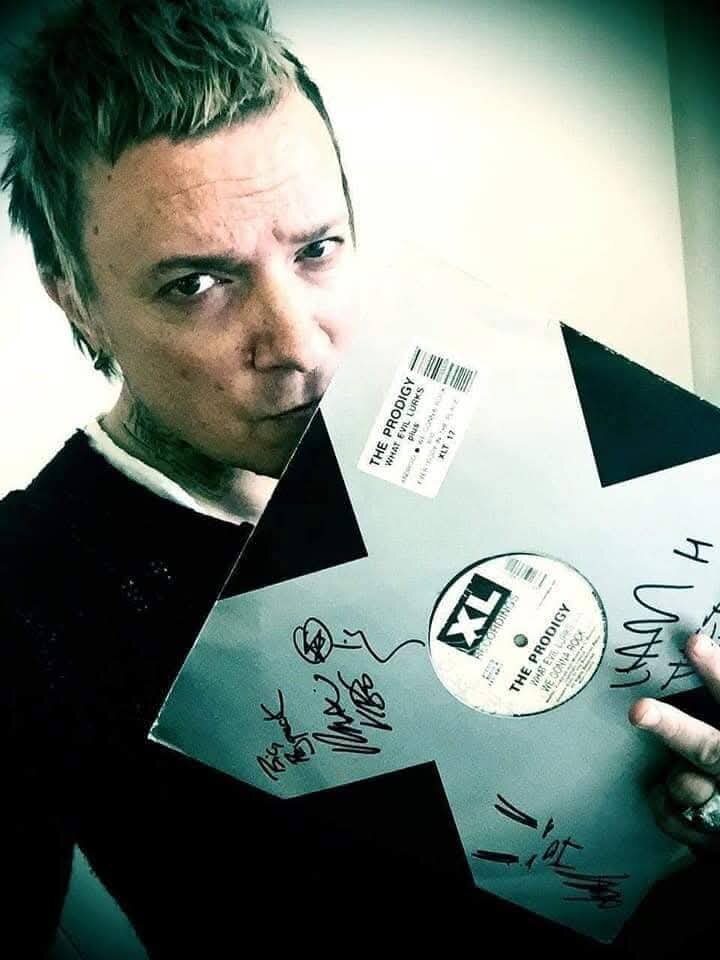 Лиэм Хоулетт со своим первым детищем в дискографии группы. Начало было положено!