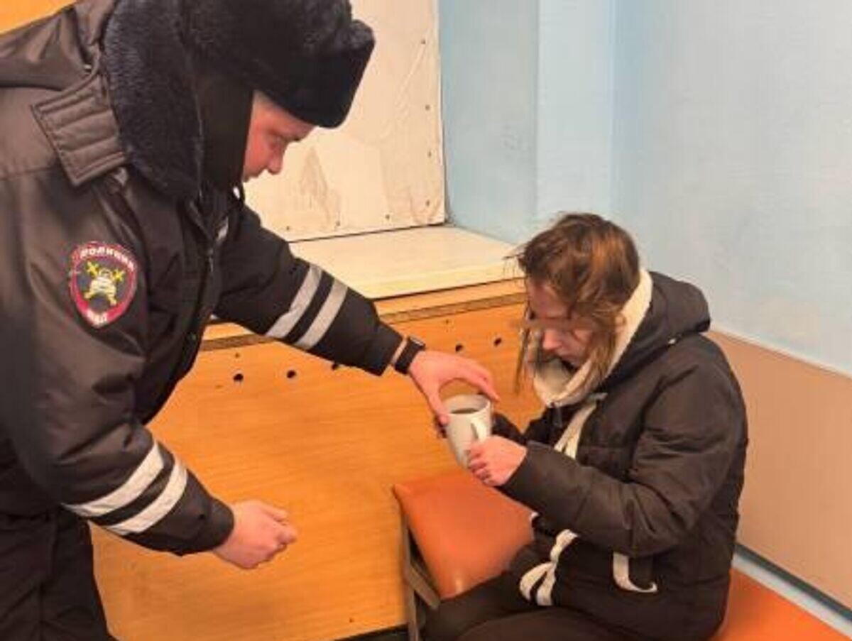    Сотрудники Госавтоинспекции нашли пропавшую девочку и оказали ей помощь в Свердловской области | © Фото : Госавтоинспекция Свердловской области