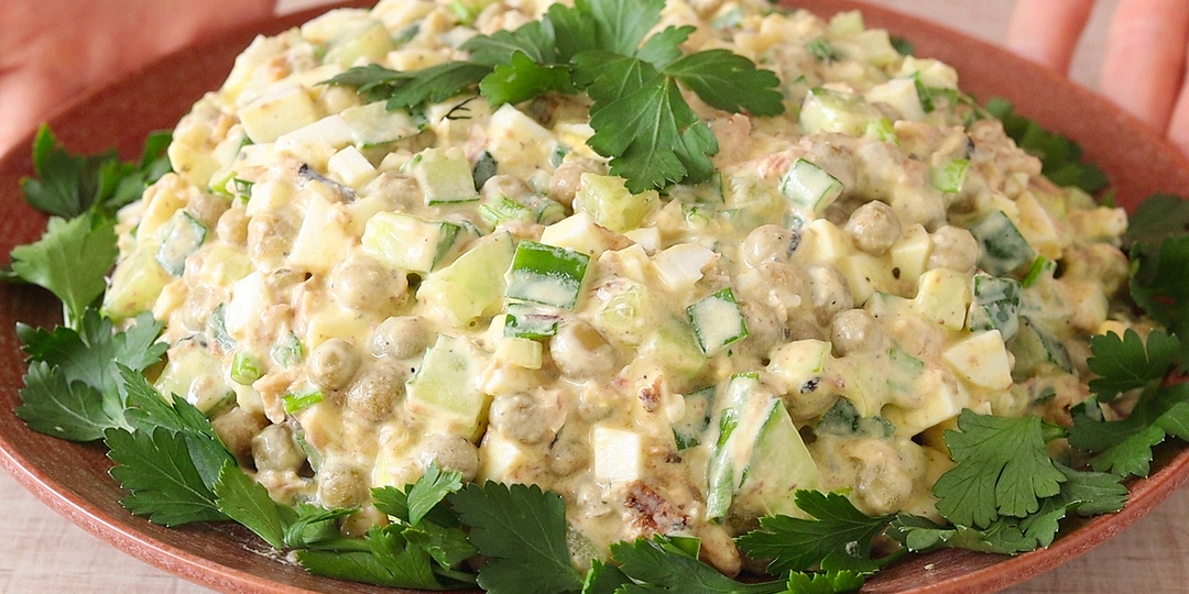 Вкусный салат со шпротами за 5 минут. Покоряет сразу! Готовлю через день.