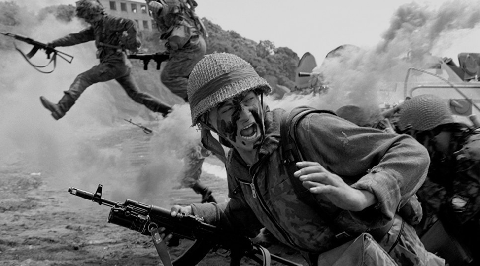 Враги уже делили трофеи, уверенные в гибели русской роты. Они остолбенели, когда «мертвые» поднялись в атаку прямо из огня