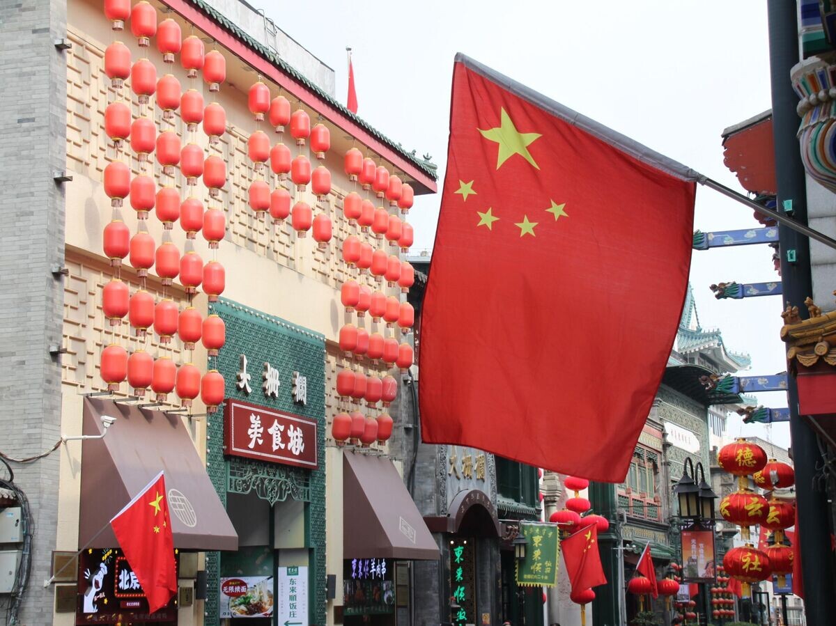   Флаг Китая на доме в историческом центре Пекина в районе Дачжалань в Пекине© РИА Новости . Николай Разуваев