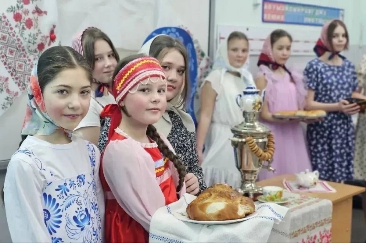    На уроках детей погружают в русскую культуру, позволяя примерить традиционный наряд и попробовать каравай.