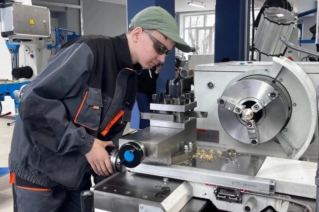    Ещё будучи студентами, молодые люди знакомятся с реалиями работы на предприятиях. Фото: Министерство образования Красноярского края