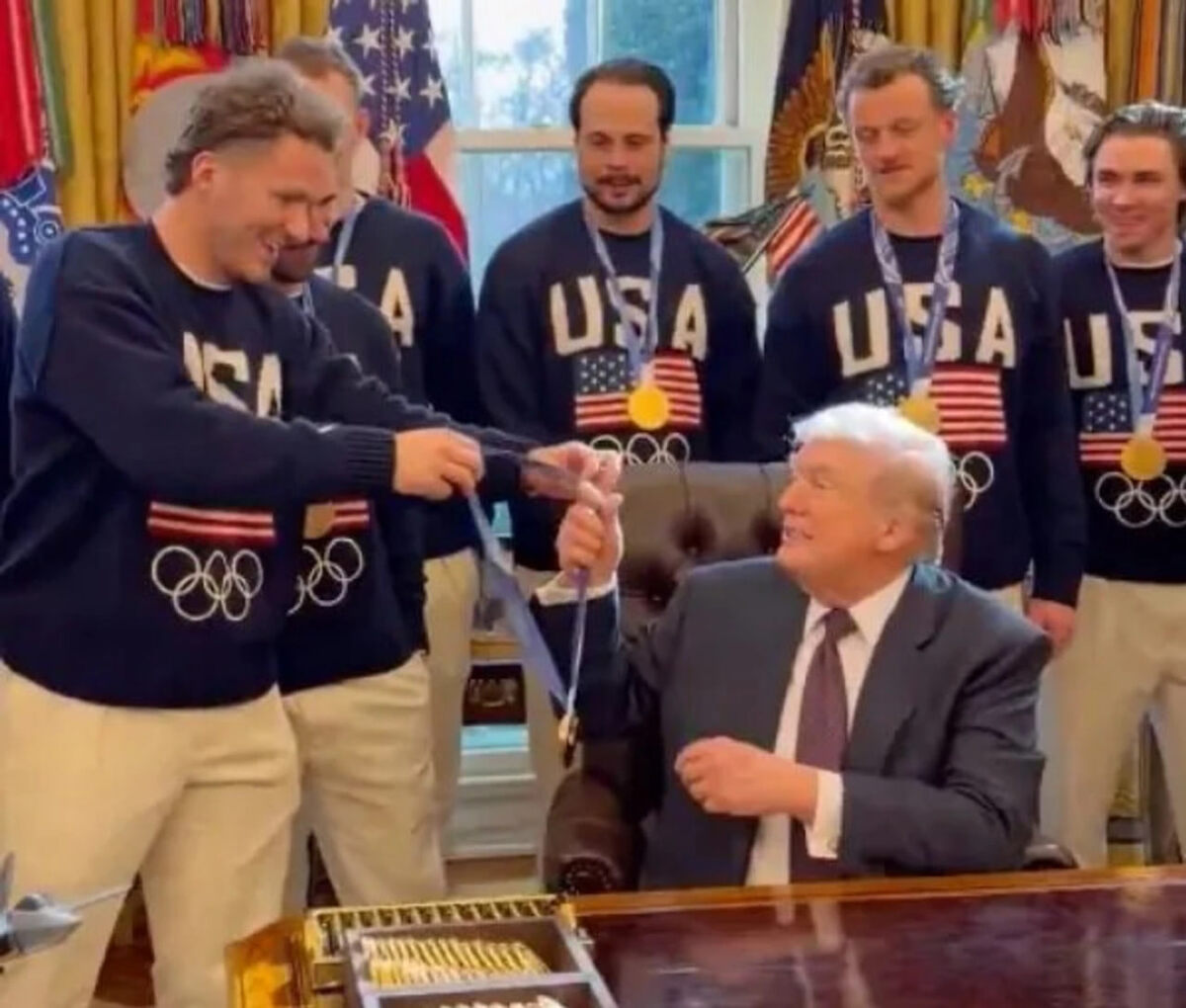 Метью Ткачук отдает свою олимпийскую медаль Дональду Трампу на встрече в Белом доме. Кадр из видео