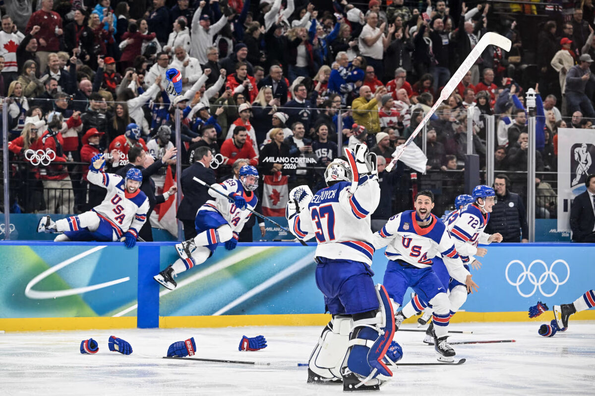 Американские хоккеисты празднуют победу после забитой шайбы в финале Олимпийского турнира в Милане. Фото: Reuters