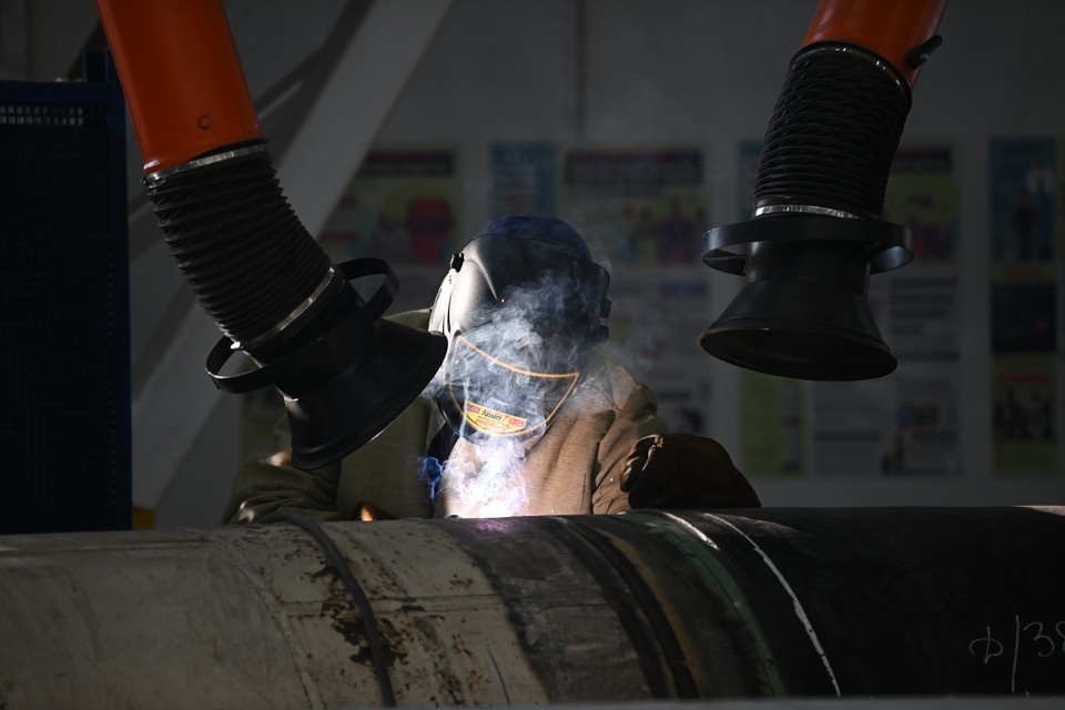    Сварщики лидируют по зарплатам, электромонтажники и монтажники в тройке лидеров. Иван МАКЕЕВ