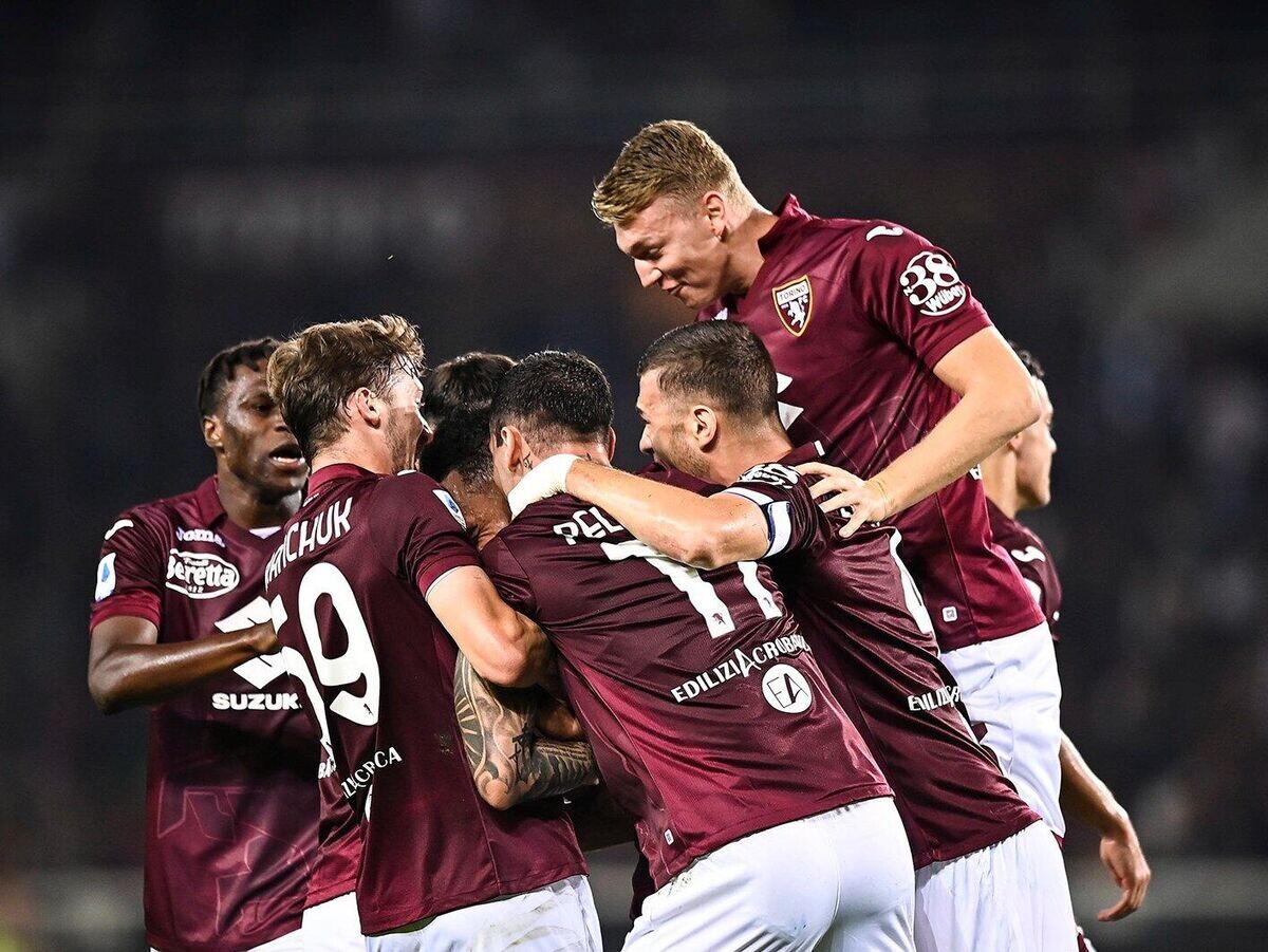    Футболист "Торино" Алексей Миранчук (второй слева) | © Фото : Twitter "Торино"