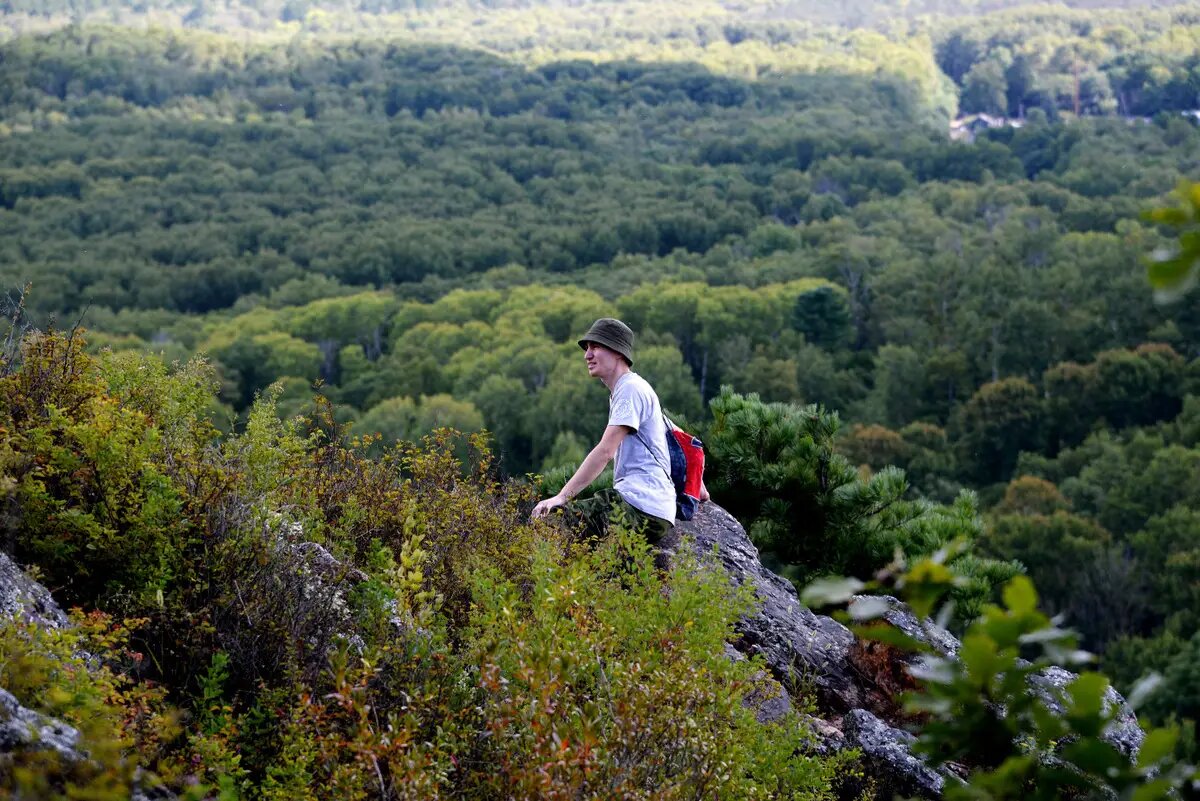     Посетитель Большехехцирского заповедника проходит по экологической тропе визит-центра "Хехцир". © РИА Новости. Игорь Онучин
