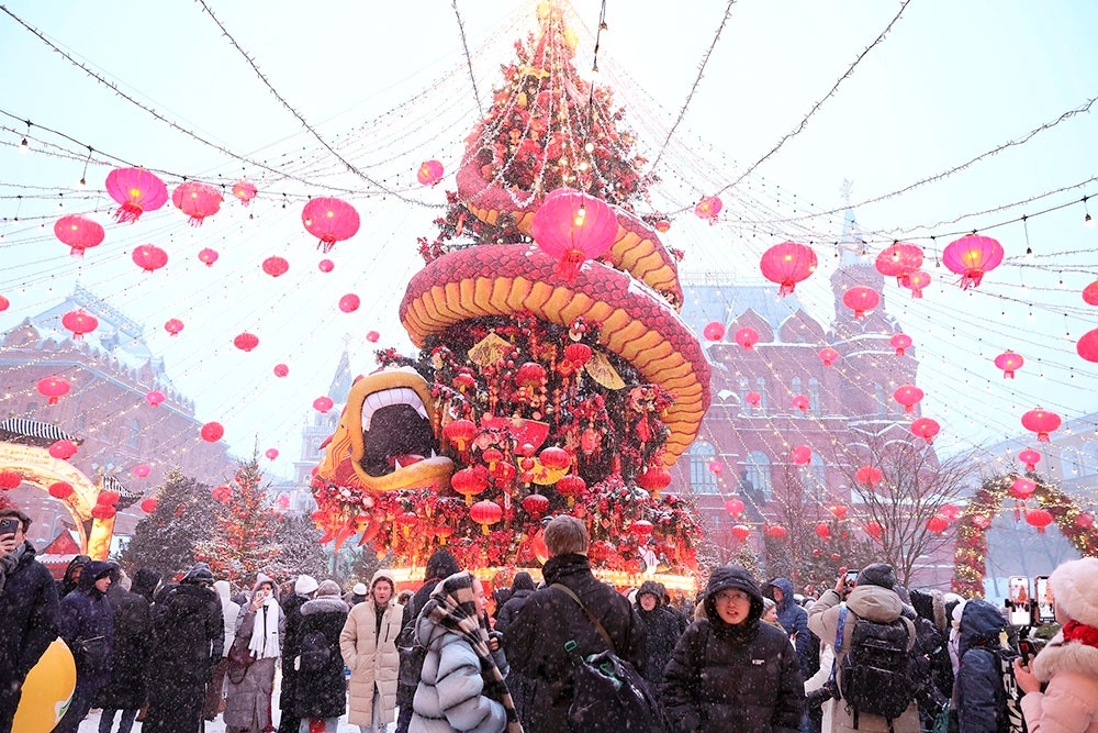    Елку на Манежной площади украшает красный дракон - он олицетворяет процветание. / Роман Наумов