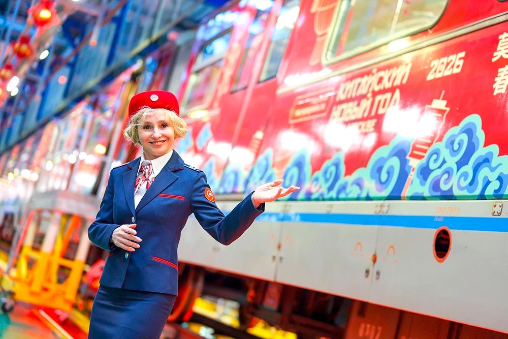    Праздничный поезд можно встретить на Арбатско-Покровской линии. / Фото: Максим Денисов / mos.ru