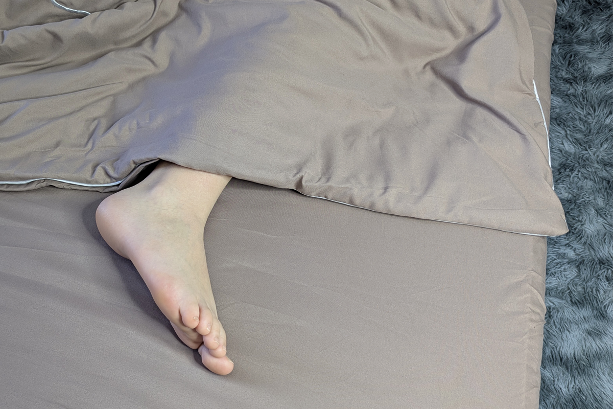 Нога торчит из под одеяла
