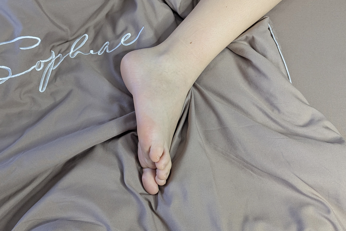 Нога из под одеяла