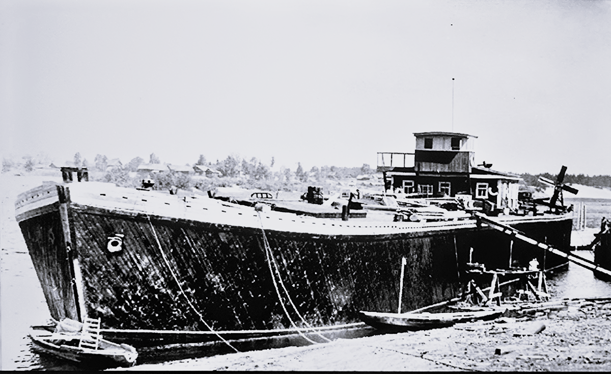 Деревянная баржа на Волге. Фото из архивов.