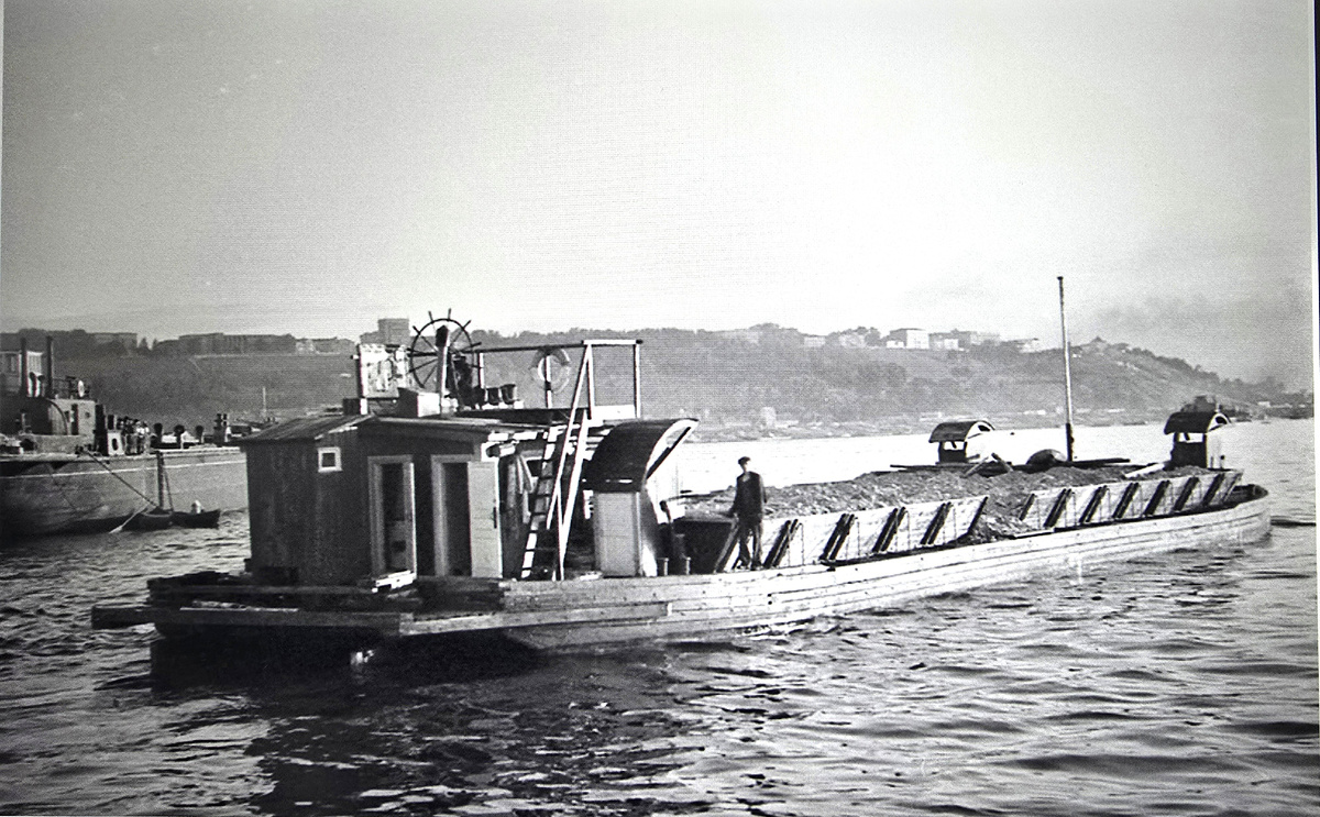 Деревянная баржа для перевозки сыпучих грузов. Фото из архивов.