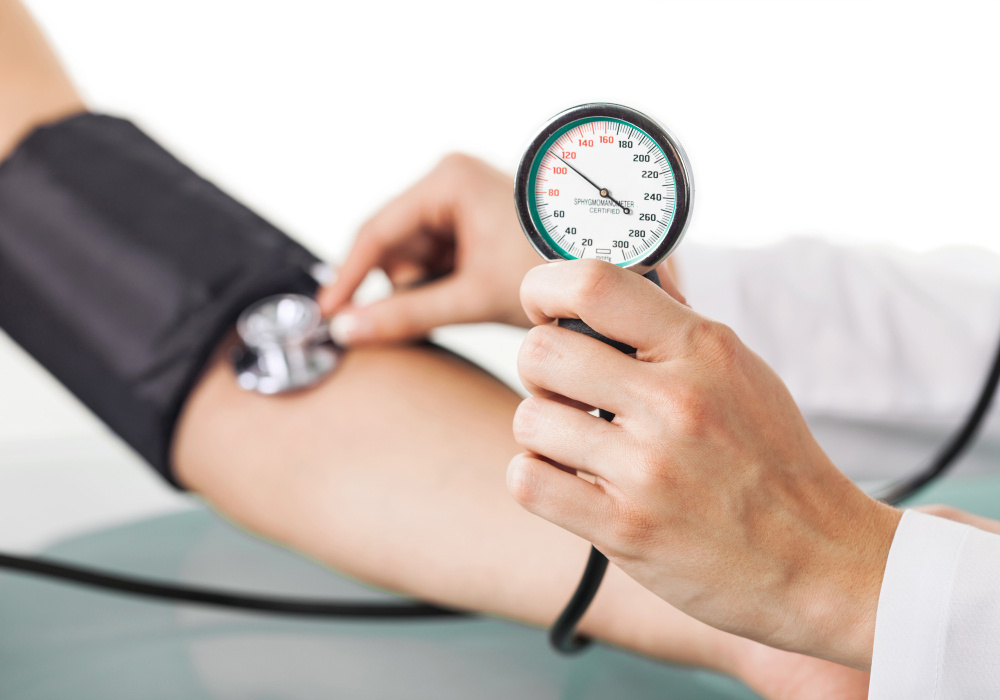 Почему ухудшается течение гипертонии после алкоголя. (источник изображения: freepik.com)