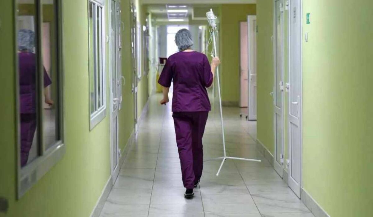     Медик с капельницей. Источник: ria.ru Автор фото: Константин Михальчевский