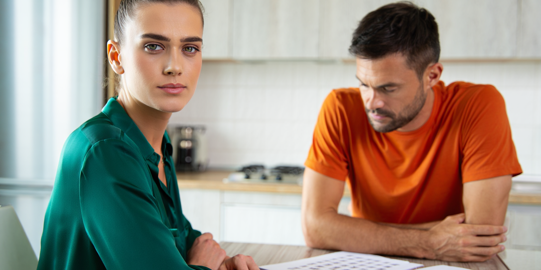 Бывший прожил у меня пять недель и не платил ни копейки. Не выдержала — положила бумаги на стол