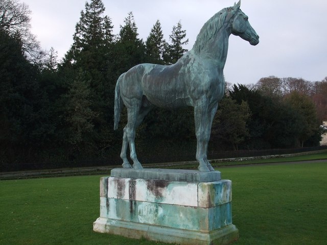 Статуя «Короля Тома». Бронза. 1873. Эта статуя изображает одну из любимых лошадей 5-го графа Роузбери по кличке «Король Том». Пятый граф был премьер-министром в 1890-х годах, а также страстным коннозаводчиком. Источник: By ronnie leask, CC BY-SA 2.0, Wikipedia.