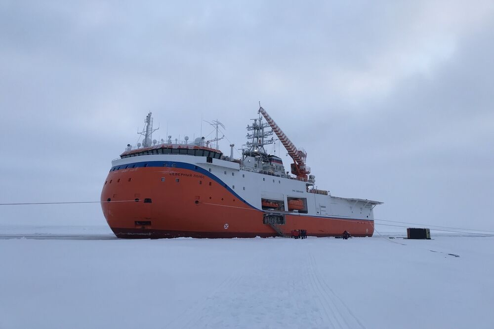    На дрейфующей станции нового типа полярники работают как на борту судна, так и в ледовом лагере. / Татьяна Тюменева /РГ