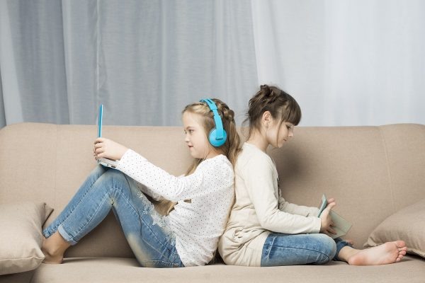 ИИ и дети: как безопасно пользоваться нейросетями и что должны знать родители  📷
