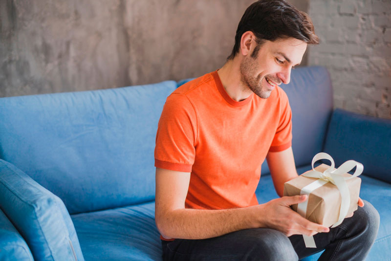    Россияне рассказали, сколько тратят на подарки к 23 февраля и 8 марта