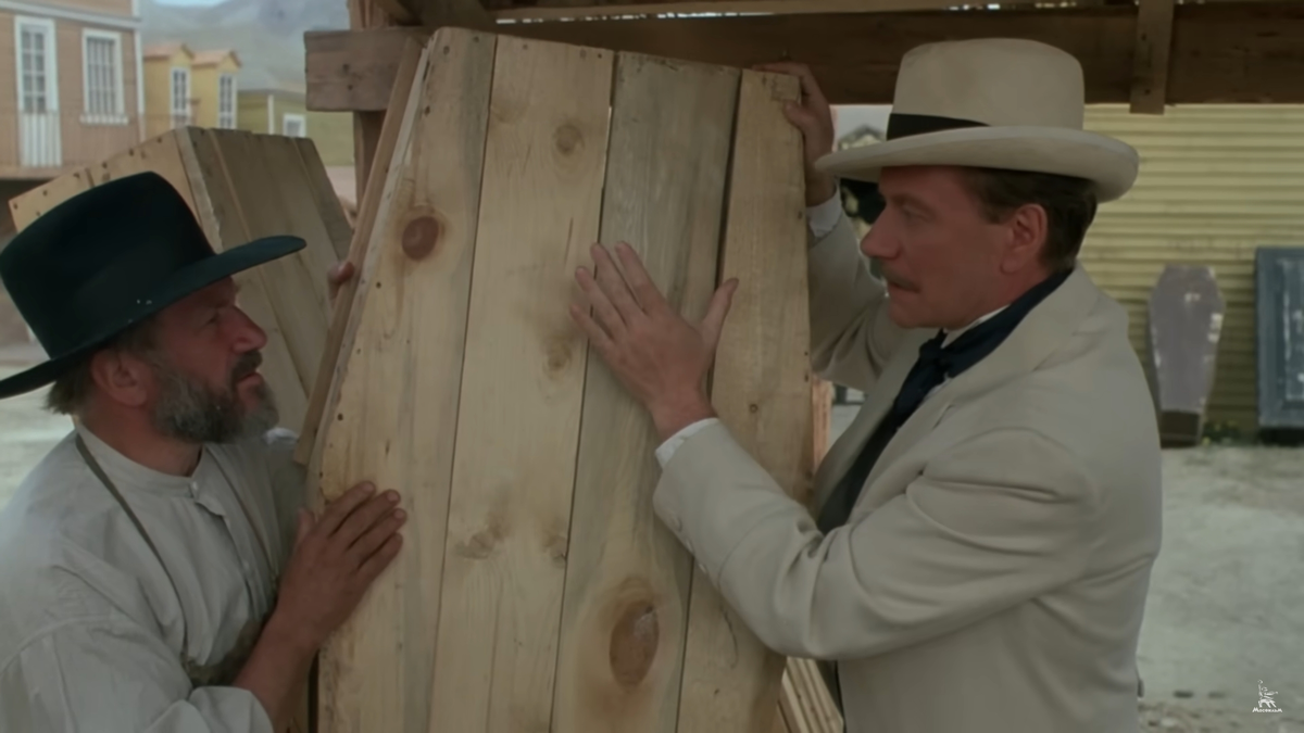 Мистер Фест заказывает гробовщику "кинокамеру". "Человек с бульвара капуционов" 1987 г.