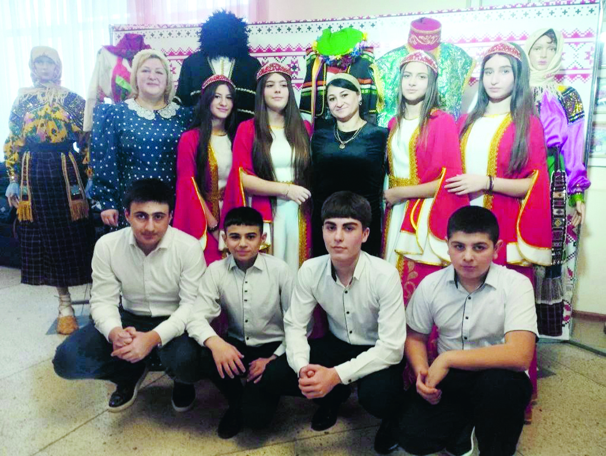 Дильфуза Азизова и руководитель Панинского Дома дружбы Олеся Минакова с участниками ансамбля «Севги»