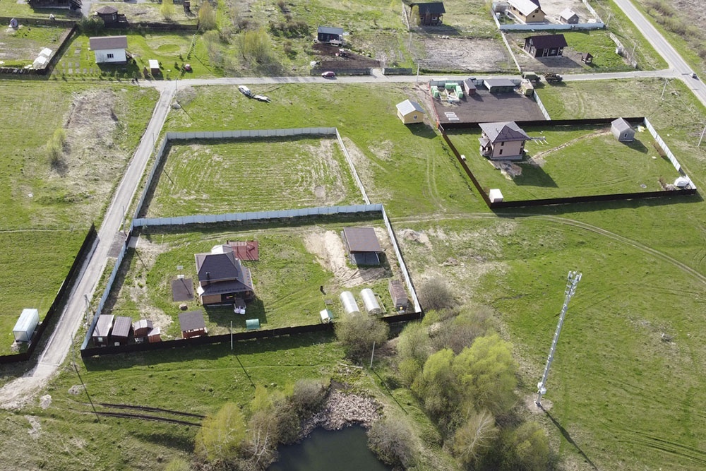    Профессиональный подход к выбору земли: минимизируем юридические риски и технические сложности. Анализ документации и инженерных изысканий до покупки. / iStock