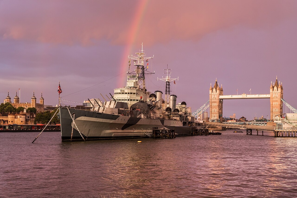 HMS Belfast - (C35) — британский лёгкий крейсер, типа «Таун» (подтип «Белфаст»), один из 10 крейсеров этого типа в составе Королевского военно-морского флота времен Второй мировой войны. Назван в честь Белфаста, столицы Северной Ирландии. Является кораблём-музеем (филиал Имперского военного музея), находясь на постоянной стоянке в центре Лондона на реке Темзе, возле Тауэрского моста