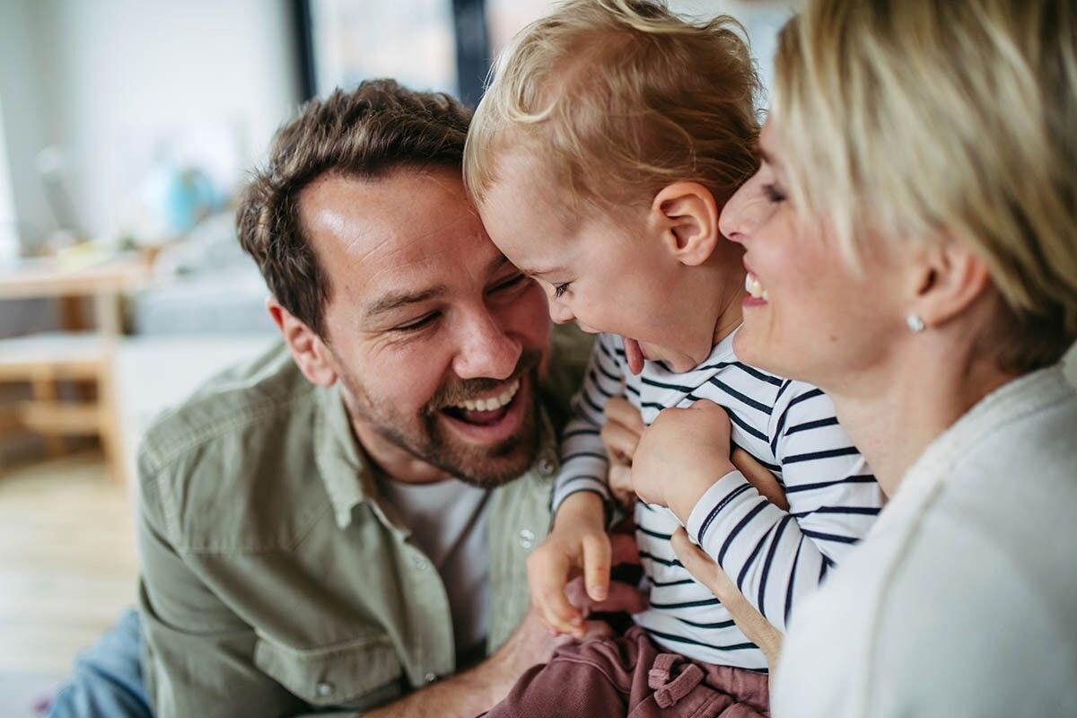 Школа приемных родителей нужна не для галочки. Это возможность понять, готовы ли вы взять в семью малыша. Источник: Halfpoint / Shutterstock / FOTODOM📷
