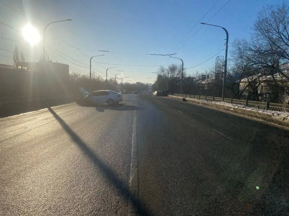    По предварительным данным, водитель автомобиля Skoda выехал на встречную полосу, где столкнулся с Chevrolet и Kia Rio УМВД России по Оренбургской области