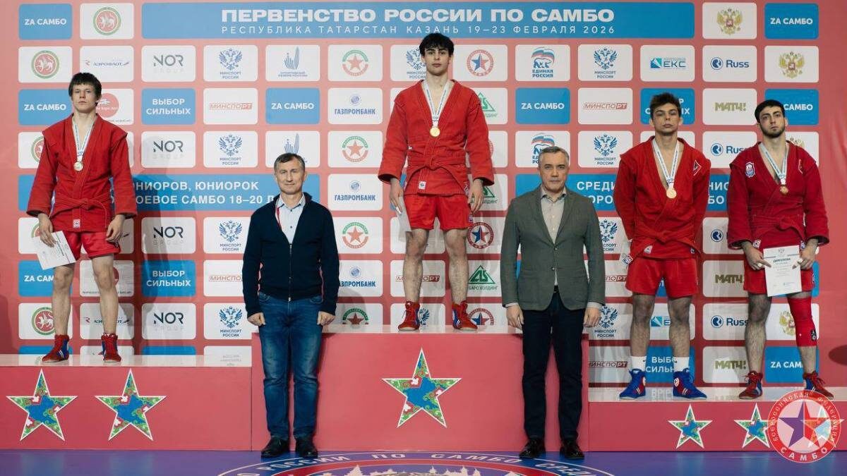    Студент Руслан Темирболатов поднялся на высшую ступень пьедестала первенства России по самбо среди юниоров / Фото: Студенческий спортивный клуб РЭУ имени Г. В. Плеханова
