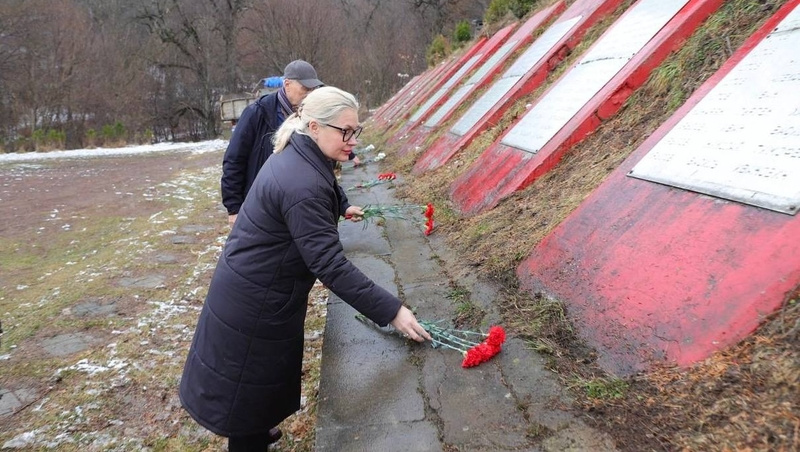    Возложение цветов в Дилижане Фото: администрация Пятигорска
