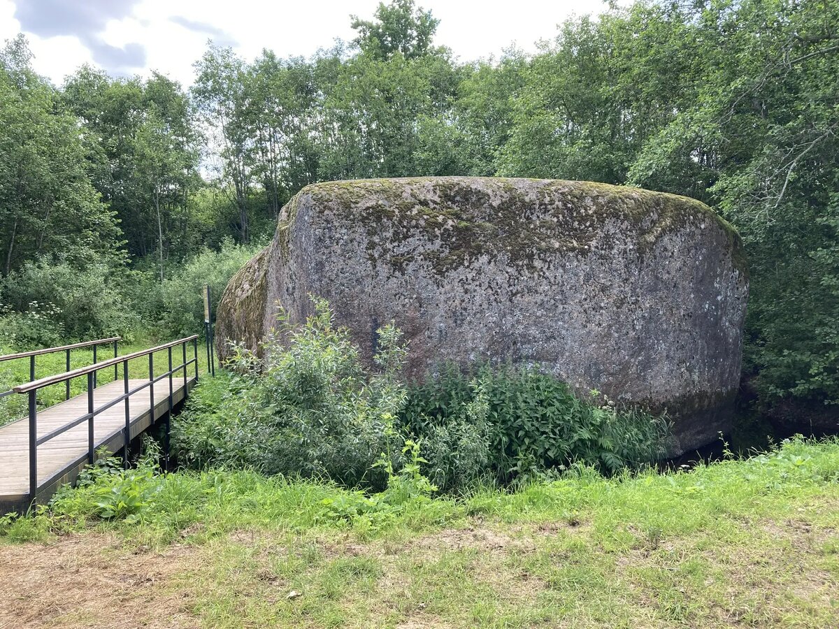 Он же поближе. С обратной стороны есть лестница. На площадку наверху камня можно подняться