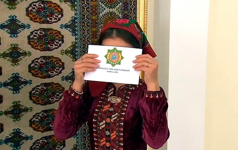 В Туркменистане прикладывание уведомления о подарке к глазам является знаком благодарности. Фото с сайта hronikatm.com