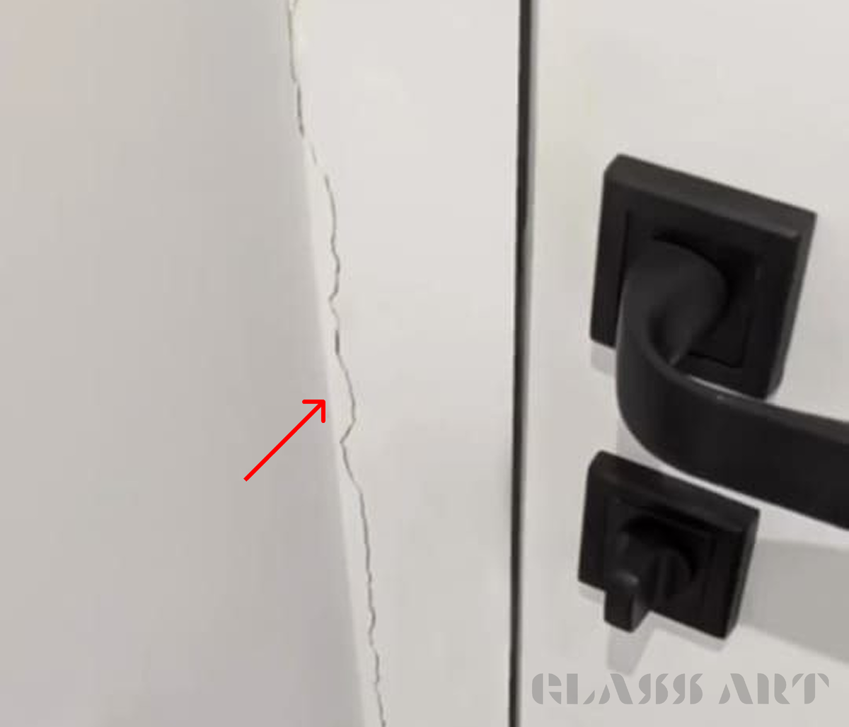 Трещины в штукатурке из-за разбухания деревянного короба