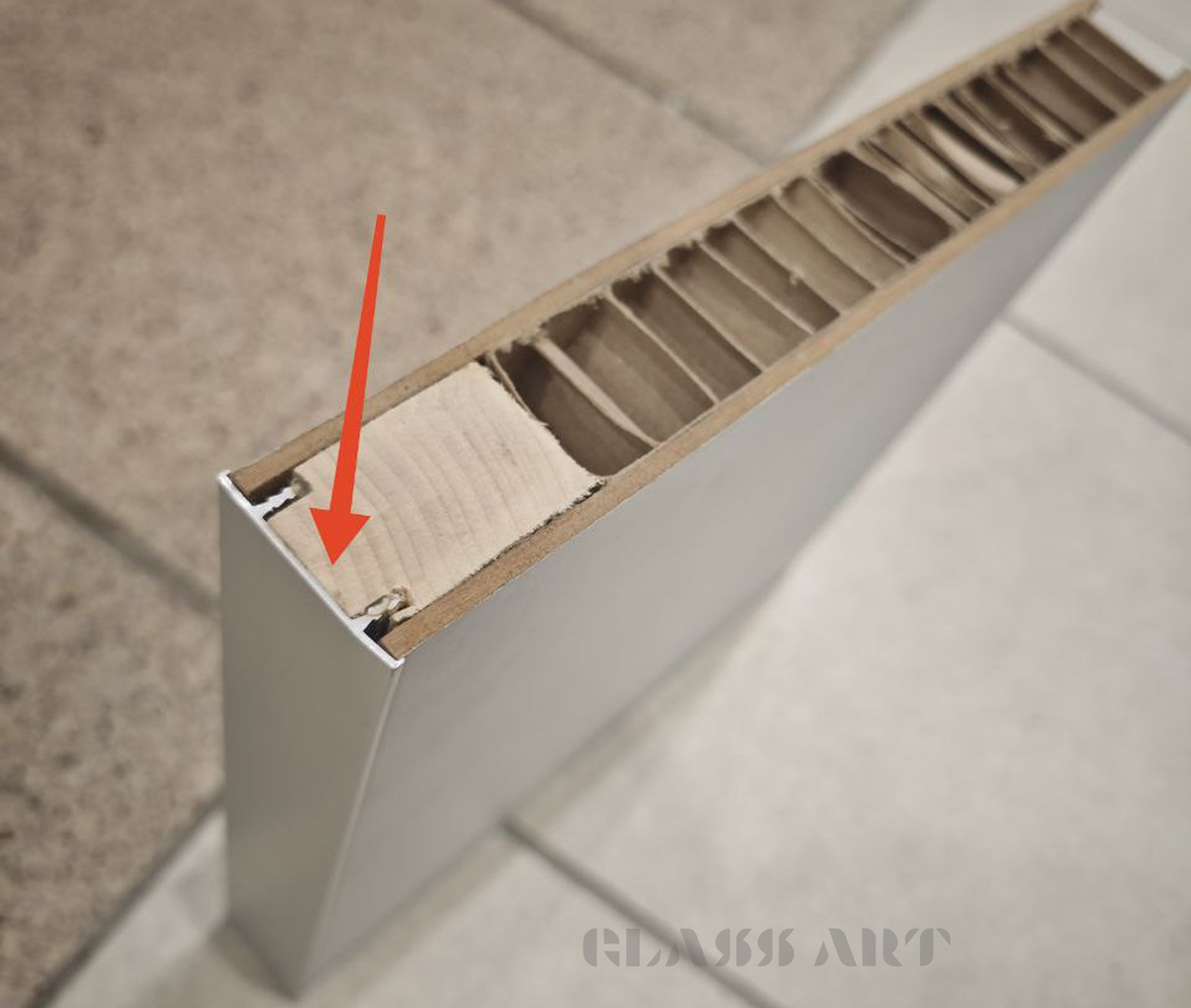 Скрытая дверь с деревянным профилем и наклеенной защитной кромкой