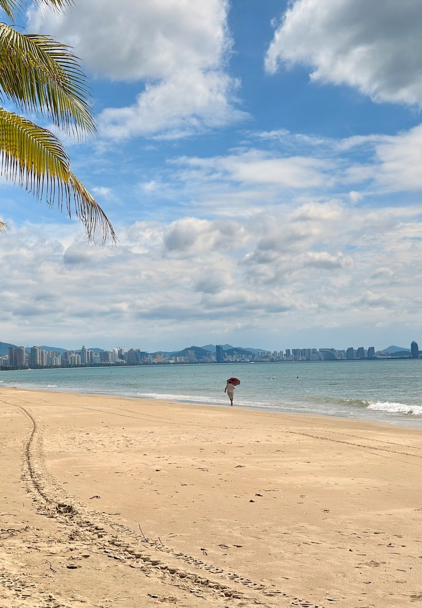 Китаец с зонтом, 11 утра. Обратите внимание, что в воде и на пляже никого нет.