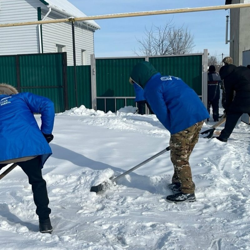     Сибай студентлары СВО сугышчысының гаиләсенә карны чистартырга булышты